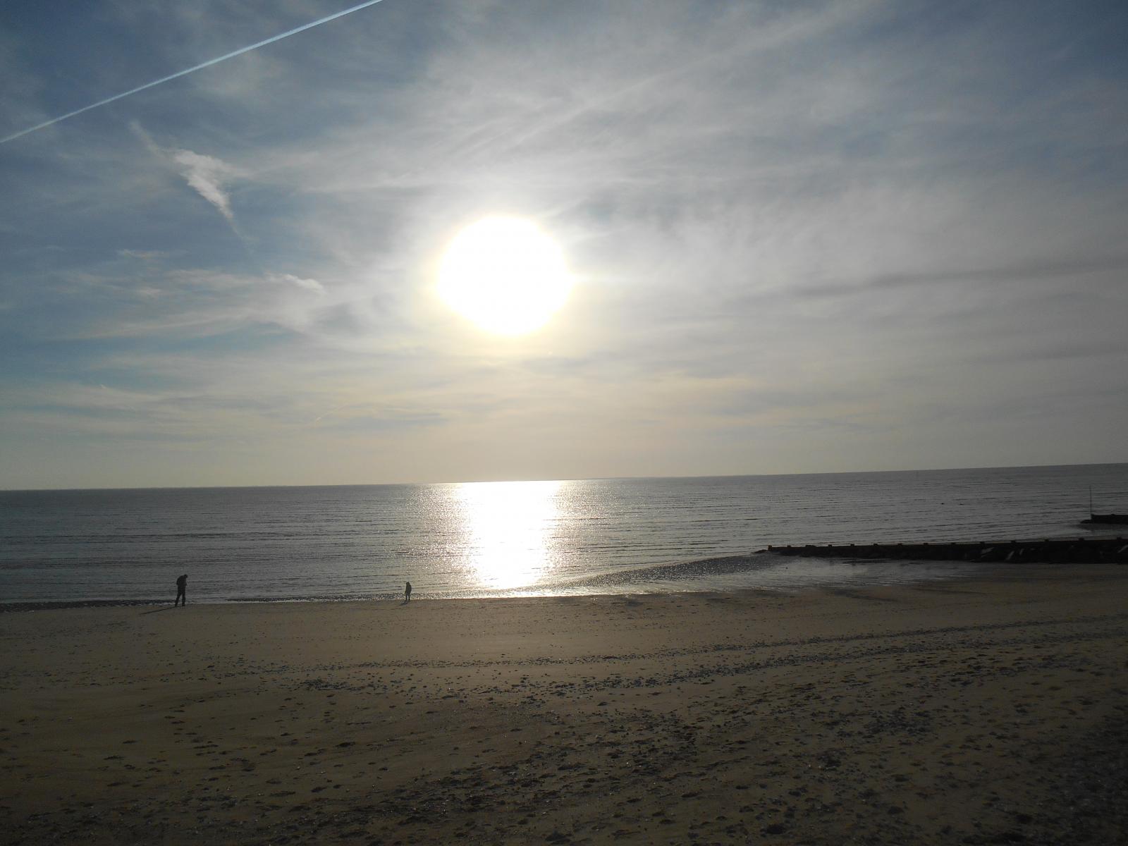 Le soleil qui brille avec la plage en premier plan (Les Moutiers en Retz)
