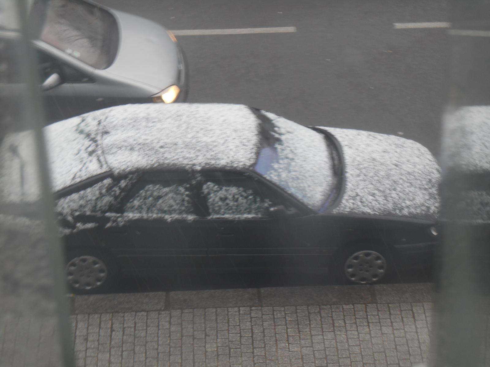 Une voiture recouverte de neige (Paris)