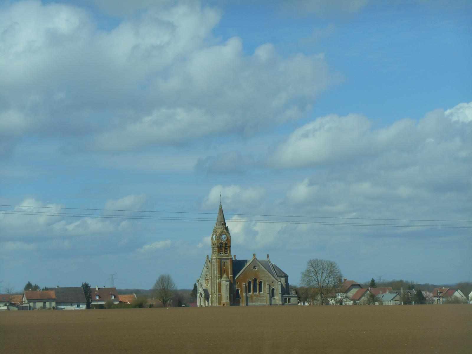 Eglise dominant la campagne (Route)