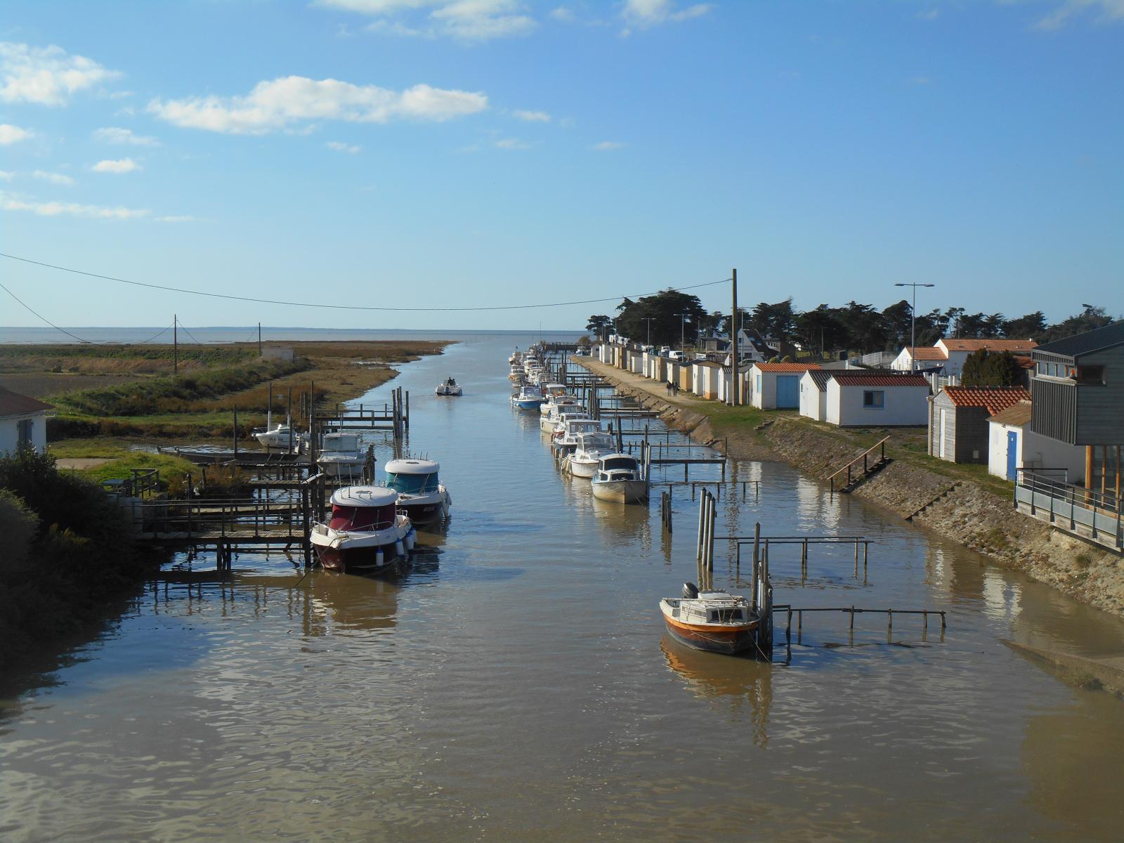 Port Amarre avec les reflets solaires ( Les Moutiers en Retz )